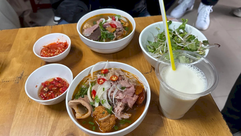 Bun Bo Me Keo also serves soy milk and green bean milk